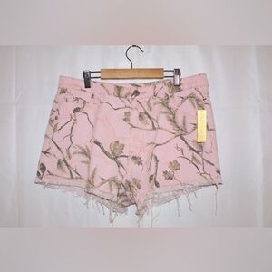 Riley And James Pink Camo Distressed Denim Shorts. Juniors Large. NWT.
